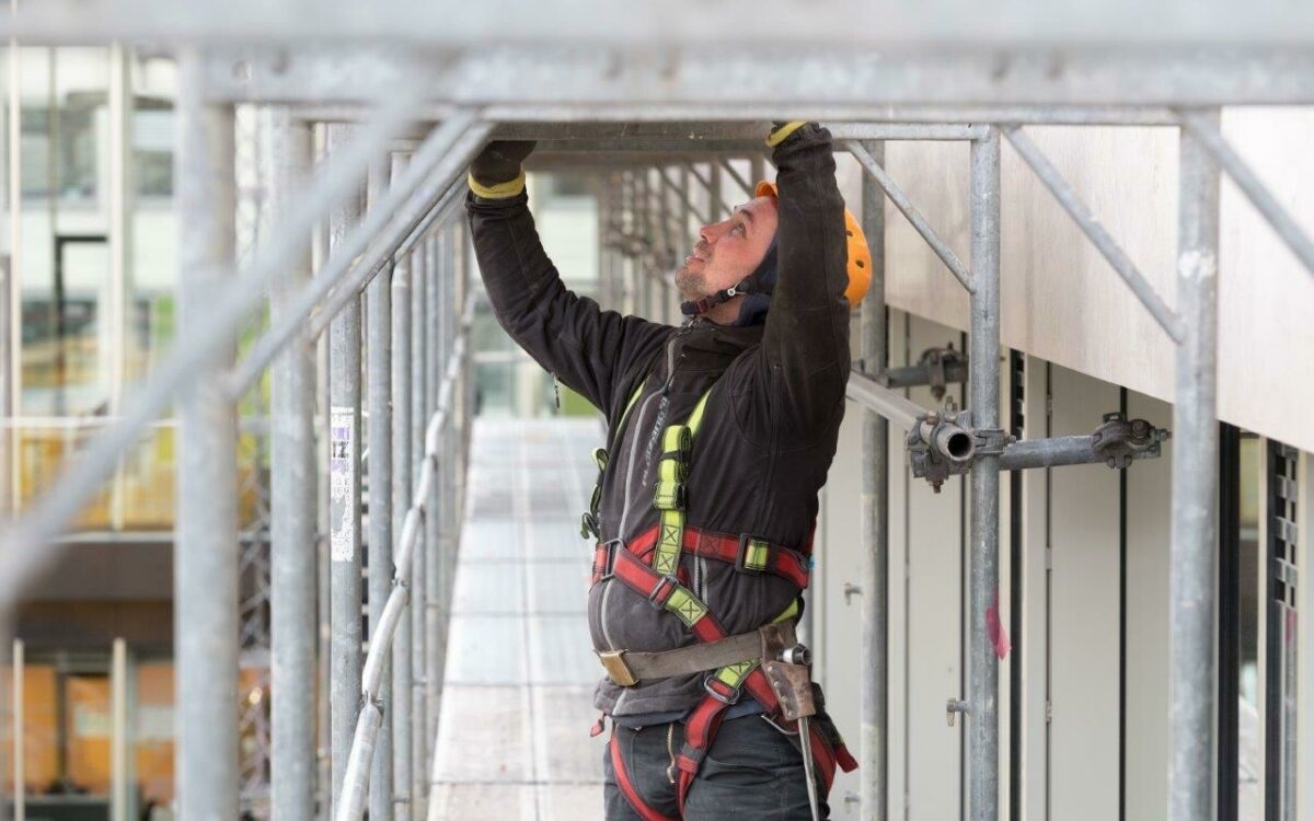 Ein Gerüstbauer bei der Arbeit Ein Gerüstbauer bei der Arbeit